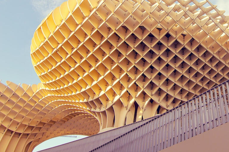 alt="nowoczesna technologia użyta w tworzeniu stron www"